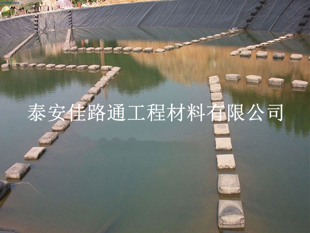 魚池鋪設養(yǎng)殖防滲膜有哪些特性及注意事項 魚池鋪設養(yǎng)殖防滲膜有哪些特性及注意事項
