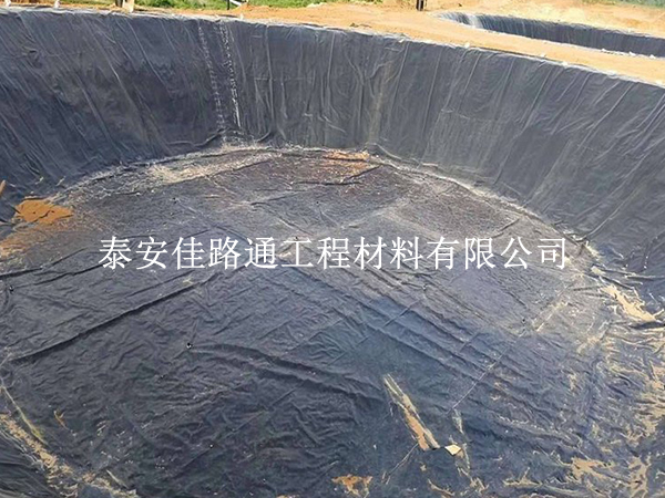 藕池防滲膜怎么鋪才不漏？科學(xué)鋪設(shè)方法在這里